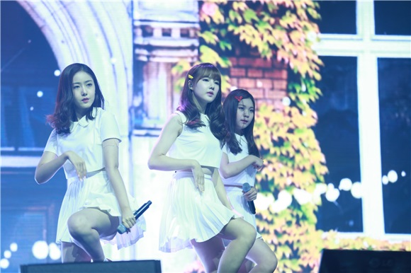 女团GFriend举行首张正规专辑《LOL》发售showcase