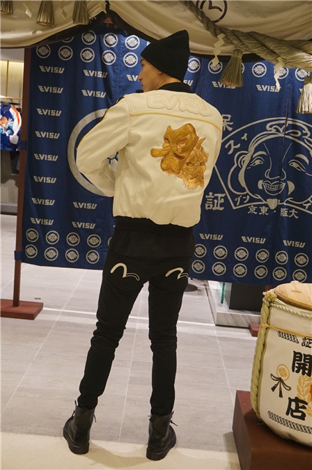 王阳明今出席日本潮牌新店开幕式