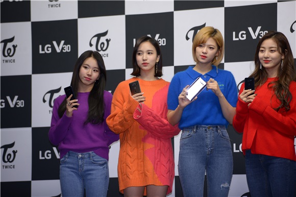 TWICE��ϯijƷ�Ʒ�˿ǩ����