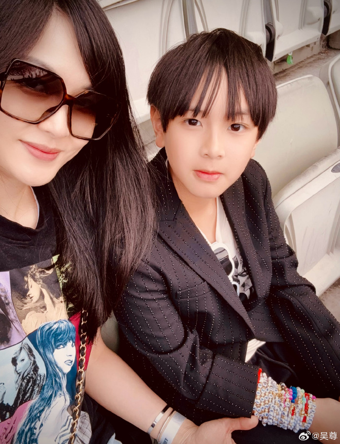 吴尊携一家四口看霉霉演出 一双儿女气质出众颜值爆表