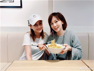 赌王千金何超莲卖起台湾牛肉面 陈美诗捧场直说好吃