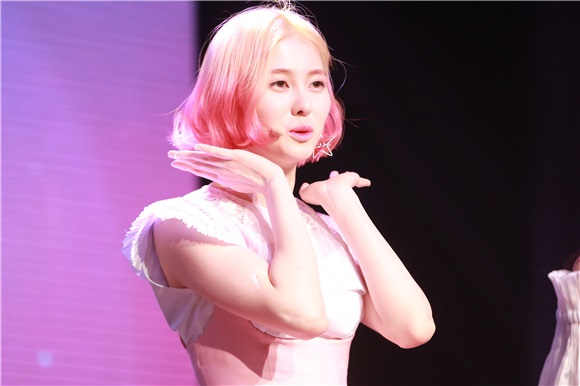 DIA办正规2辑showcase 以9人女团清新亮相