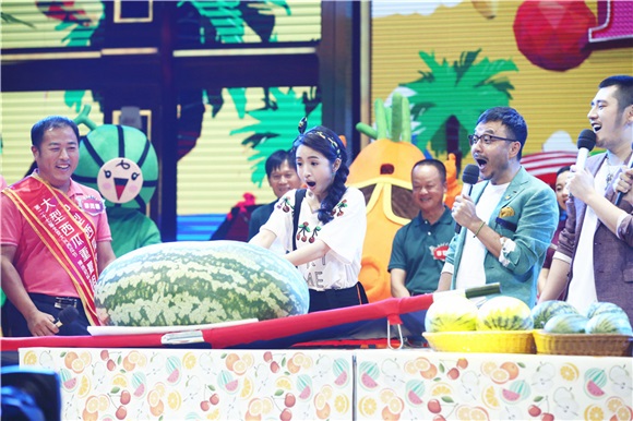 林依晨水果庆典分享逆龄秘法 霸气现宰西瓜王