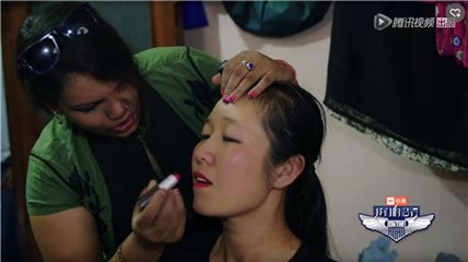 马姆塔给梁红化妆