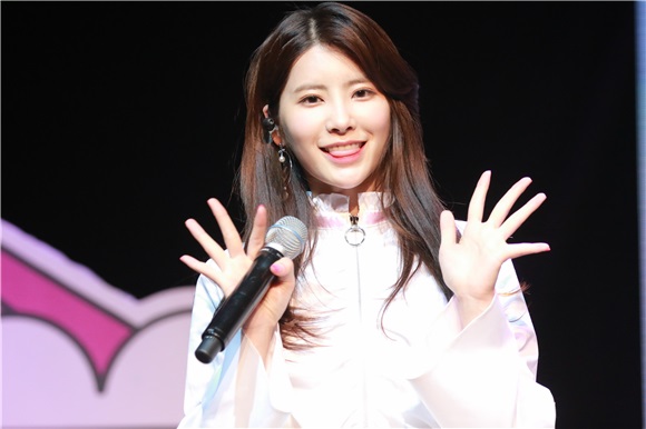 DIA办正规2辑showcase 以9人女团清新亮相