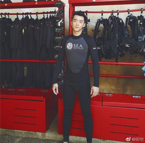 郑恺用方便面与回程机票 结束新加坡行