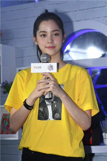 欧阳娜娜现身苏宁快闪店 携众人写纸条为九寨沟的祈福