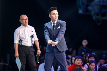 男嘉宾现场跳Panama
