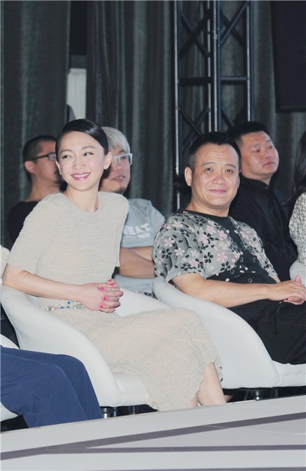黄渤发起「HB+U」计划助力新导演 周迅贴心助阵素色连体裙优雅不抢镜