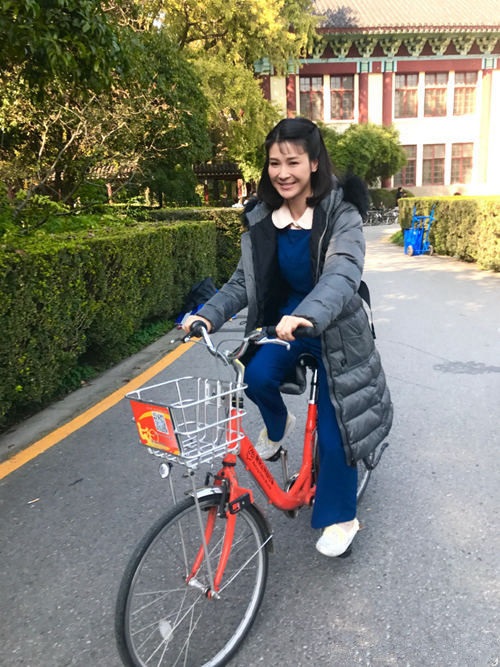 童蕾晒重返校园骑车美照 网友：扫二维码带回家