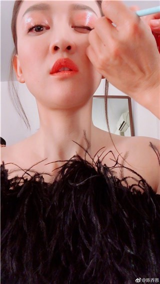 陈乔恩拿唇蜜当眼影 晒近距离自拍好皮肤令人称羡