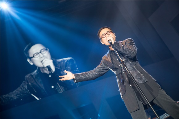 罗大佑巡演深圳站经典再现 歌迷太热情三度返场求放过