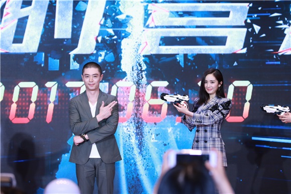 三个杨幂」现身发布会 霍建华少女心曝光