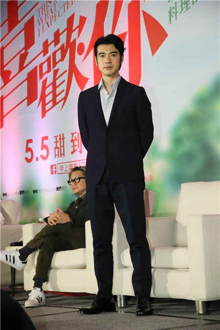 导演许宏宇、监制陈可辛、金城武、许月珍等出席电影《喜欢你》台北记者会