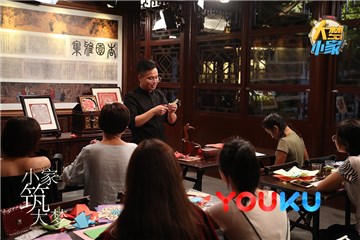 90后非遗继承人教学剪纸