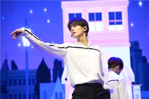 ASTRO举行第四张迷你专辑《Dream Part.01》发售showcase