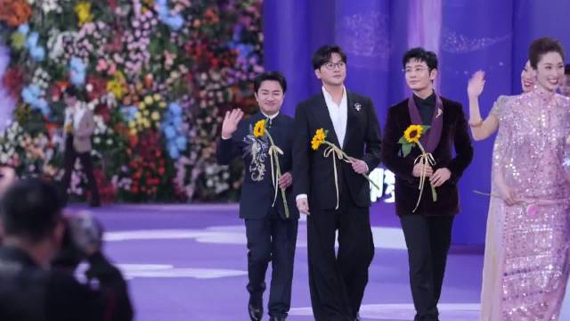 百花奖名场面引热议！黄晓明苏有朋同框，6厘米身高差彻底“隐身”