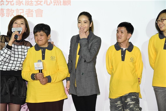 侯佩岑出席公益活动