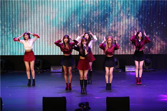 韩国女团APINK开演唱会