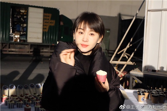 王子文粉丝探班《动物管理局》 暖心偶像寒风中送粉丝奶茶