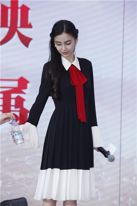 Angelababy与井柏然借位拥吻比爱心 呲牙咧嘴小表情不断一脸暧昧