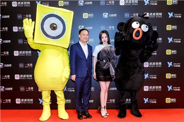 张靓颖、韩坤亮相红毯
