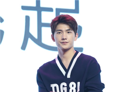 杨洋出席代言电脑品牌新品发布会