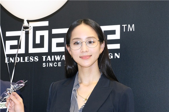 张钧甯出席aGape超轻量眼镜代言活动