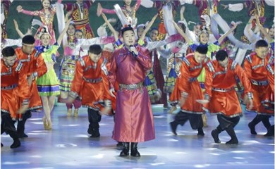 蒙古族音乐人包胡尔查带来的蒙古族歌曲《祝酒歌》