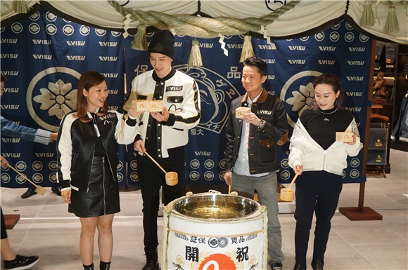 王阳明今出席日本潮牌新店开幕式
