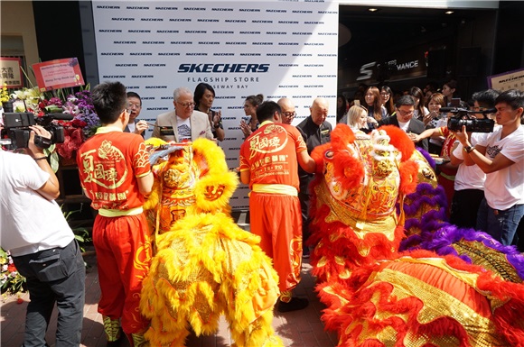 郑伊健与周秀娜出席《SKECHERS旗舰店开幕》