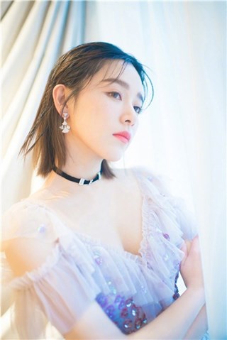 阚清子挤出双下巴自拍自侃胖十斤 粉丝:胖了也喜欢