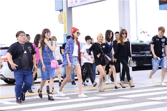 少女时代与SuperJunior成员金希澈、艺声周觅参加日本演唱会