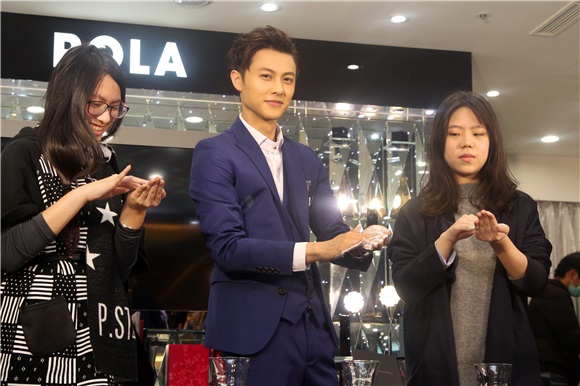 王子邱胜翊出席美妆品活动