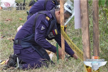 排雷人员在工作