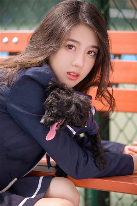 李凯馨开始北电大学生活 与爱犬「亲子装」写真超萌来袭