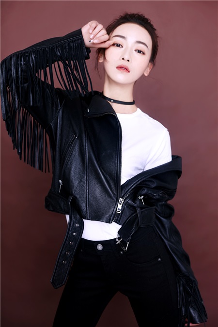 《凤囚凰》吴谨言变少女太后 皮衣choker演绎最潮太后