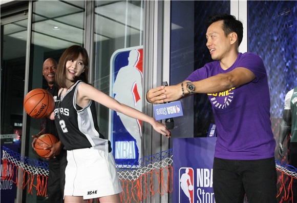 安心亚、Ron Harper出席NBA旗舰店开幕