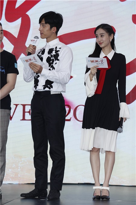 Angelababy与井柏然借位拥吻比爱心 呲牙咧嘴小表情不断一脸暧昧