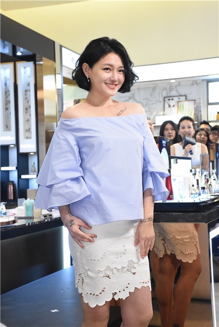 大S徐熙媛出席保养品专柜开幕剪彩活动