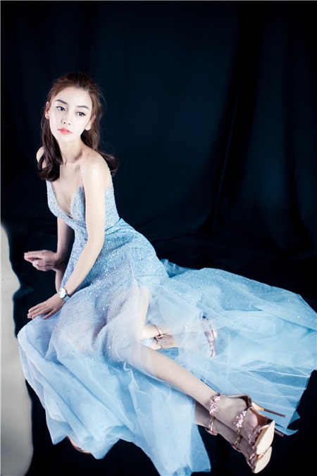 Angelababy深V礼裙仙气亮相 获年度热搜艺人奖展超高人气