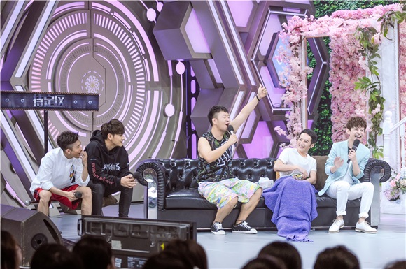 张一山黄子韬决斗表情包 井柏然BABY爆笑甩包袱