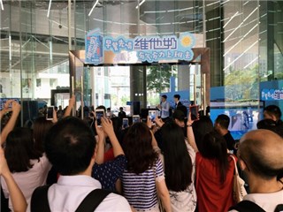 大华Henry花式才艺卖力表演,观众收获专属早餐惊喜