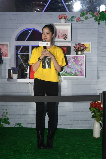 欧阳娜娜现身苏宁快闪店 携众人写纸条为九寨沟的祈福