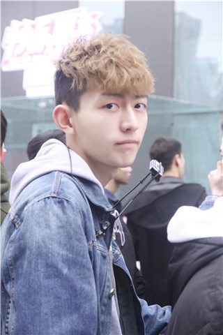 成都赛区选手张昊天,你不要再看了,荧幕要看坏了