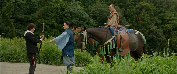柴崎幸「原始人」出山 如古代穿越不知「智慧手机」