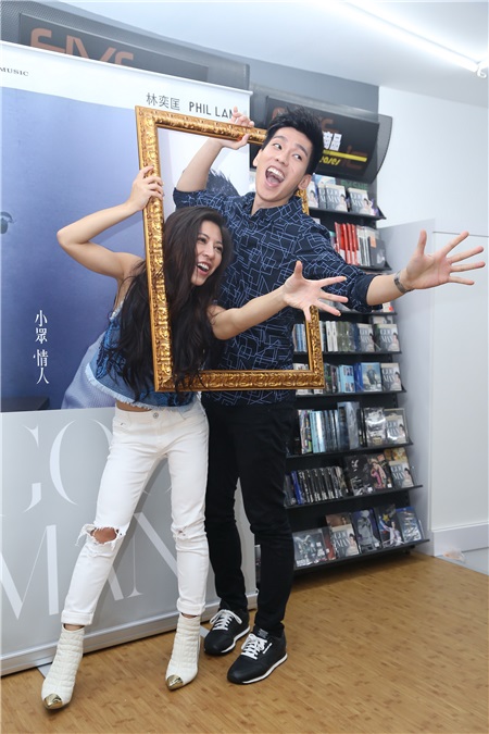 林奕匡宣传新专辑 艾怡良现身站台