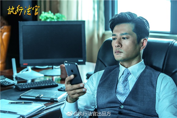 谭凯《执行法官》杀青 演幕后BOSS飙戏吕佳容超带感