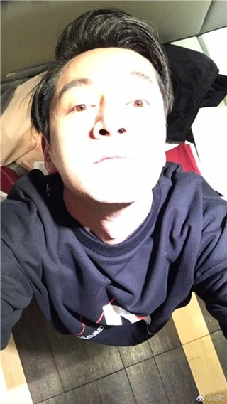 胡歌仰头自拍偶像包袱全无 网友大呼：晚睡福利啊