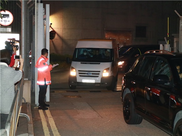 刘德华回港住院遇记者围堵 朱丽倩从泰国一路陪伴